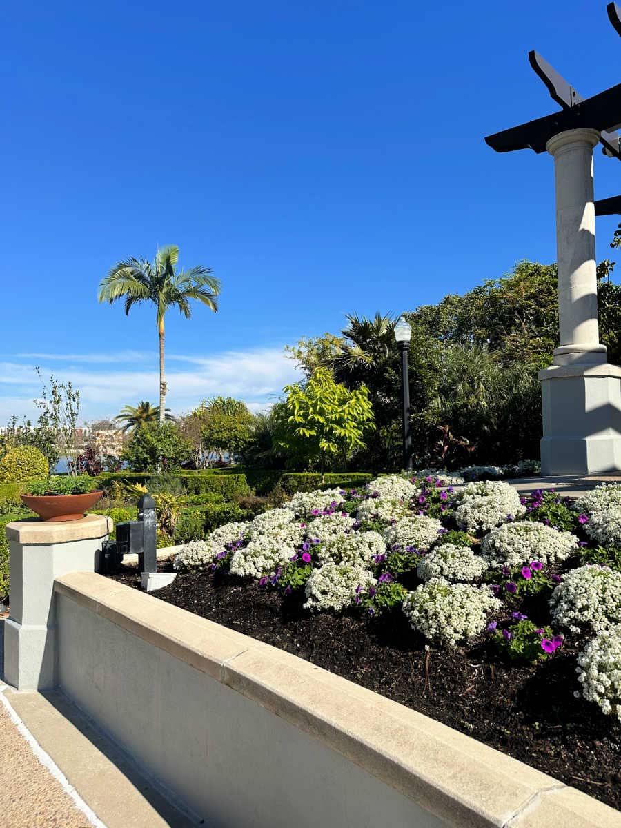 Hollis Garden Visitor’s Guide 